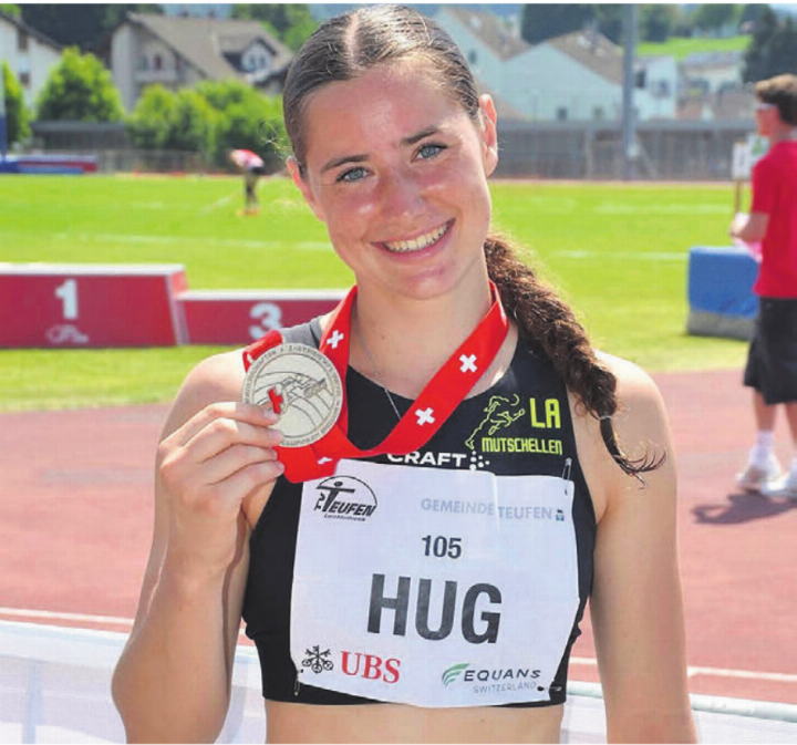 Norina Hug mit ihrer Silbermedaille von der SM. Die 18-Jährige konnte mit ihren Leistungen auch die Limite für die U20-Weltmeisterschaften übertreffen. Bild: zg