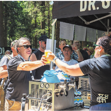 Aus Liebe zum Hopfengetränk - Die Brauereien (hier Dr. Gab’s vom Genfersee) sorgten für viele Biere.    Bilder: Stefan Hotz