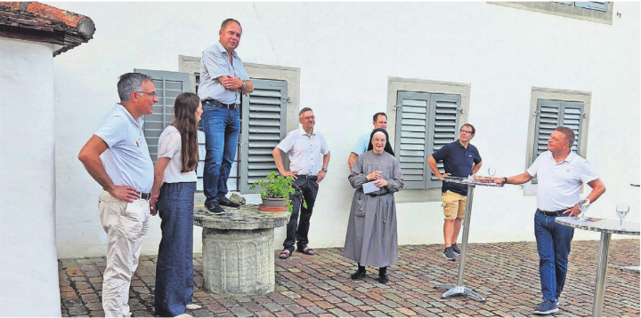 Präsident Markus Wey (auf Stein stehend) dankte Schwester Angelika vom Kloster Hermetschwil für die gewährte Gastfreundschaft beim Sommeranlass im kühlen Klostergarten.