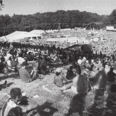 Mitten ins Festival-Herz - Ein Plätzchen am Schatten, viel gute Musik und eine Kulisse, die einmalig ist, das machte das spezielle Sound-Arena-Feeling aus. Bild: Archiv