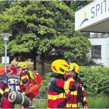 Mehr als nur eine Übung - Einsatzkräfte vor dem Spital Muri: die Stützpunkt-Feuerwehr Muri  beim Rückzug nach der Übung. Bild: sca