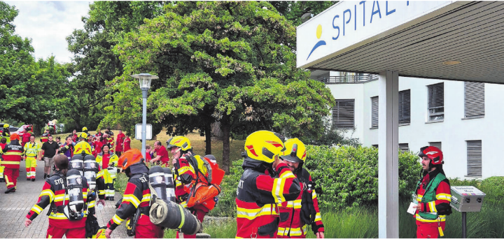Einsatzkräfte vor dem Spital Muri: die Stützpunkt-Feuerwehr Muri beim Rückzug nach der Übung. Bild: sca Einsatzkräfte vor dem Spital Muri: die Stützpunkt-Feuerwehr Muri beim Rückzug nach der Übung. Bild: sca