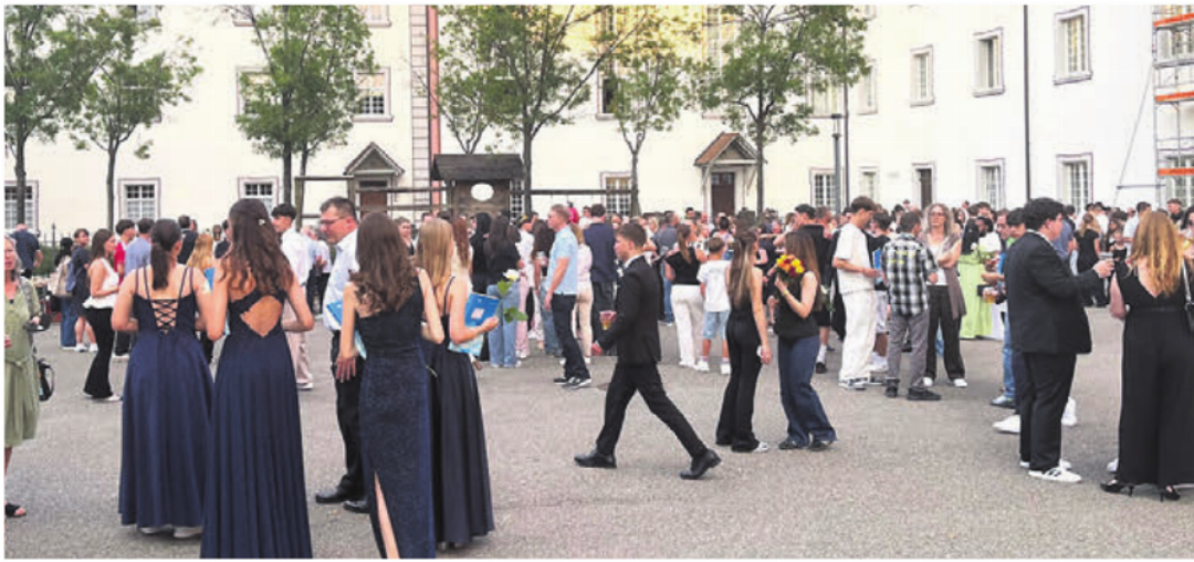 Der gemütliche Ausklang beim Apéro auf dem Klosterplatz wurde bei schönem Sommerwetter genossen. Der gemütliche Ausklang beim Apéro auf dem Klosterplatz wurde bei schönem Sommerwetter genossen.