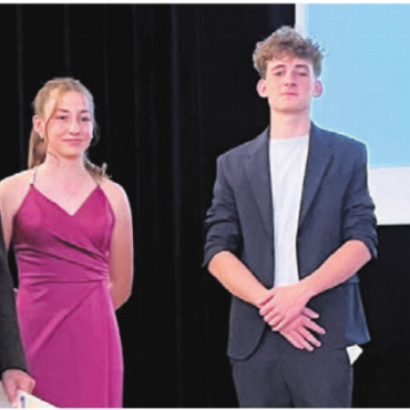 Auf dem Weg in die Welt - Schulrat Reto Jenny, links, und die Gewinner im St. Galler Examen, Fabienne Tschopp, Ennio Herrmann und Fabienne Feiss, rechts.