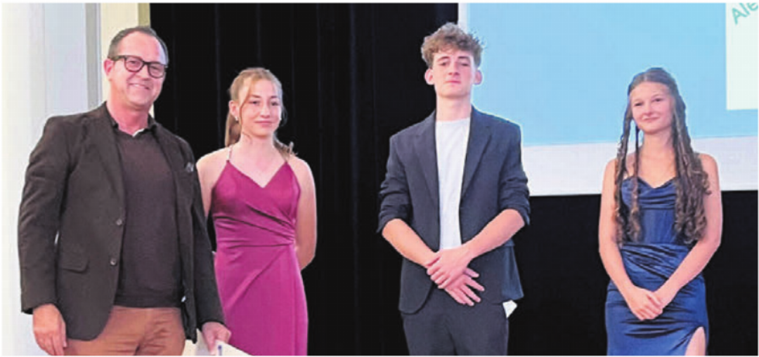 Schulrat Reto Jenny, links, und die Gewinner im St. Galler Examen, Fabienne Tschopp, Ennio Herrmann und Fabienne Feiss, rechts. Schulrat Reto Jenny, links, und die Gewinner im St. Galler Examen, Fabienne Tschopp, Ennio Herrmann und Fabienne Feiss, rechts.