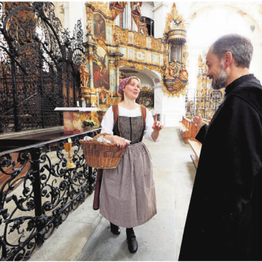 Nur noch wenige freie Plätze - Pater Othmar und seine Cousine nehmen die Gäste mit in die Geschichte des Klosters. Bild: zg