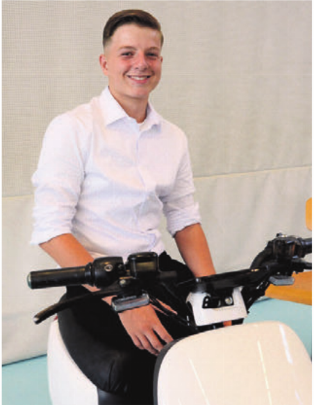 Stolz auf das Ergebnis: Lorent Neziri mit seinem E-Roller. Stolz auf das Ergebnis: Lorent Neziri mit seinem E-Roller.