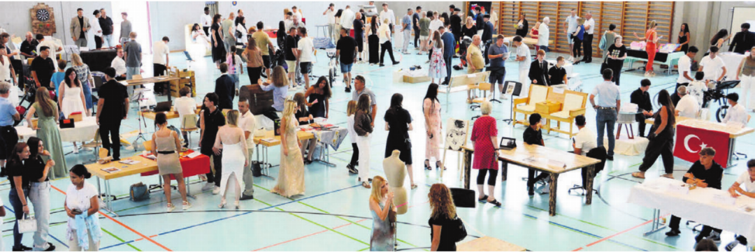 Basar der spannenden Ideen und tollen Arbeiten: Die Ausstellung in der Turnhalle Hof stiess auf grosses Interesse. Bilder: Chregi Hansen Basar der spannenden Ideen und tollen Arbeiten: Die Ausstellung in der Turnhalle Hof stiess auf grosses Interesse. Bilder: Chregi Hansen