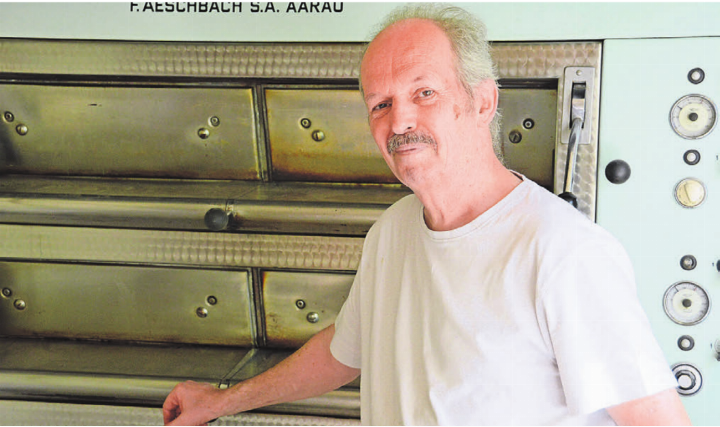 Noch immer steht André Bättig täglich in der alten Backstube. Ende Jahr ist aber Schluss. Bilder: Chregi Hansen / Archiv Noch immer steht André Bättig täglich in der alten Backstube. Ende Jahr ist aber Schluss. Bilder: Chregi Hansen / Archiv