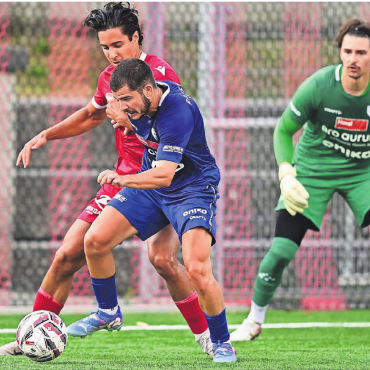 Team nimmt Formen an - Neuzugang Luis Mestre (in Blau) im Zweikampf gegen Ex-Wohler Younes Oussadit. Weder der neue Abwehrspieler noch Goalie Nico Ammann (rechts) konnten die Testspielniederlage gegen Baden verhindern. Bild: Alexander Wagner