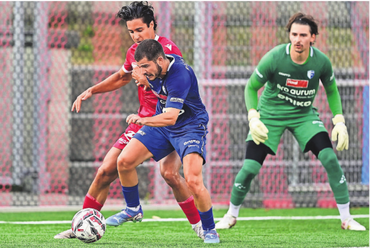 Neuzugang Luis Mestre (in Blau) im Zweikampf gegen Ex-Wohler Younes Oussadit. Weder der neue Abwehrspieler noch Goalie Nico Ammann (rechts) konnten die Testspielniederlage gegen Baden verhindern. Bild: Alexander Wagner Neuzugang Luis Mestre (in Blau) im Zweikampf gegen Ex-Wohler Younes Oussadit. Weder der neue Abwehrspieler noch Goalie Nico Ammann (rechts) konnten die Testspielniederlage gegen Baden verhindern. Bild: Alexander Wagner