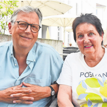 Fast wie Feriengefühl - Die Kinomacher: Pitsch und Irene Bachmann freuen sich darauf, zum 32. Mal die Besucherinnen und Besucher im Open-Air-Kino begrüssen zu dürfen. Bild: Daniel Marti
