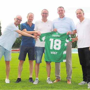 Ein Trikot und ein Abschied - Der Vorstand der Donatorenvereinigung freut sich über das erhaltene Vogt-Trikot (von links): Daniel Trottmann, Stephan Jöhl, Matthias Fricker, Gemeindeammann Roland Vogt, Remo Wissmann. Bilder: Josip Lasic