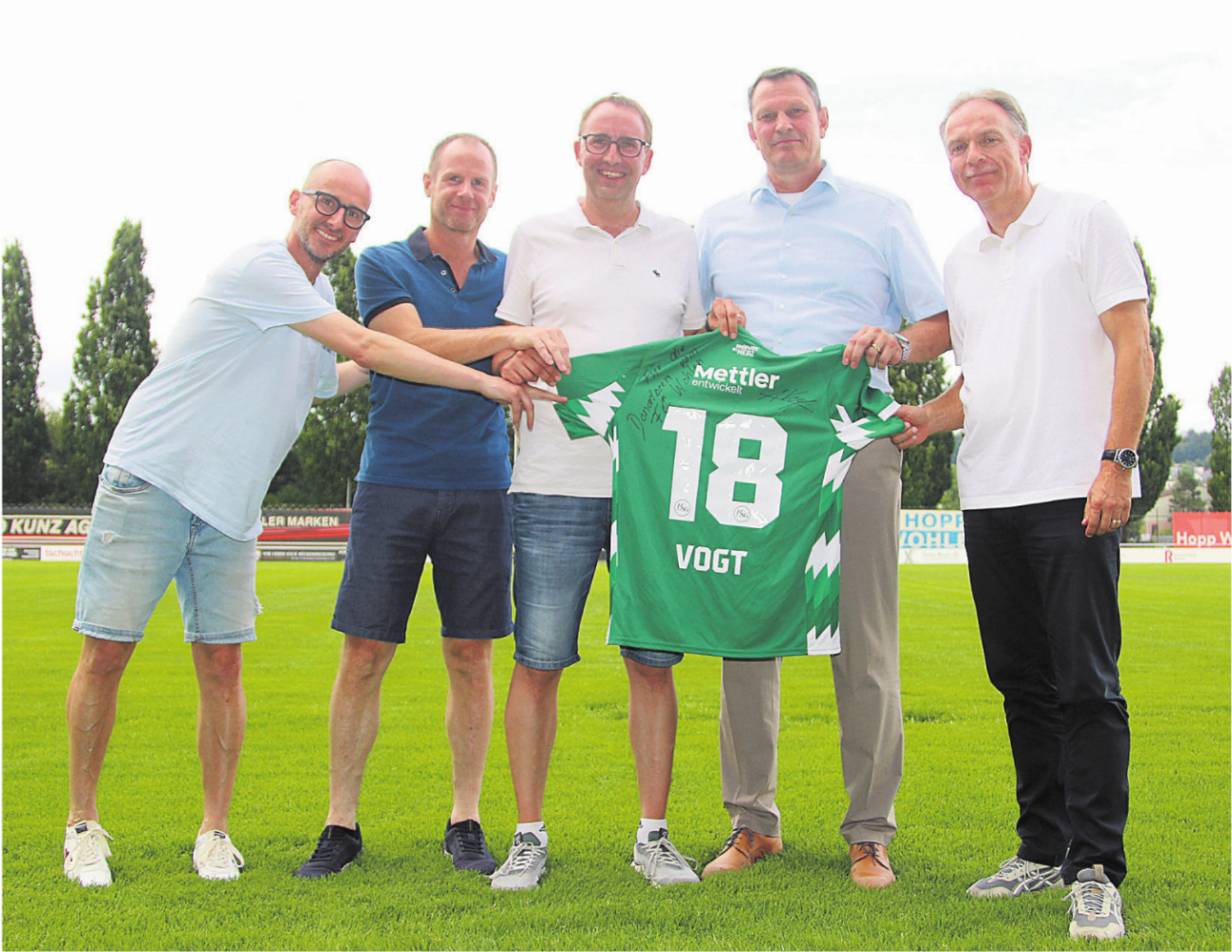 Der Vorstand der Donatorenvereinigung freut sich über das erhaltene Vogt-Trikot (von links): Daniel Trottmann, Stephan Jöhl, Matthias Fricker, Gemeindeammann Roland Vogt, Remo Wissmann. Bilder: Josip Lasic - Das Bild wird blockiert. – Möglicherweise durch einen aktiven Adblocker.