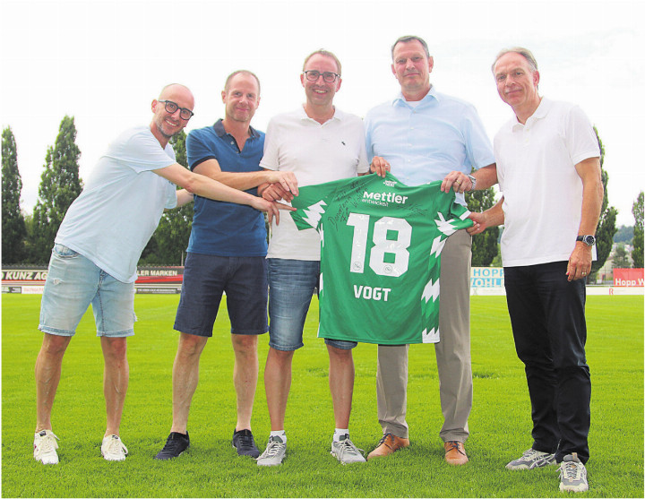 Der Vorstand der Donatorenvereinigung freut sich über das erhaltene Vogt-Trikot (von links): Daniel Trottmann, Stephan Jöhl, Matthias Fricker, Gemeindeammann Roland Vogt, Remo Wissmann. Bilder: Josip Lasic