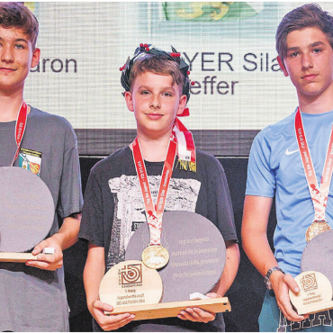 König der Jungschützen - Eine starke Leistung – Eidgenössischer U15-Sieger mit der Pistole: Der Wohler Fabian Hunn (Mitte) vor dem Thurgauer Tim Plecas (links) und dem Zürcher This Maissen. Bild: pd