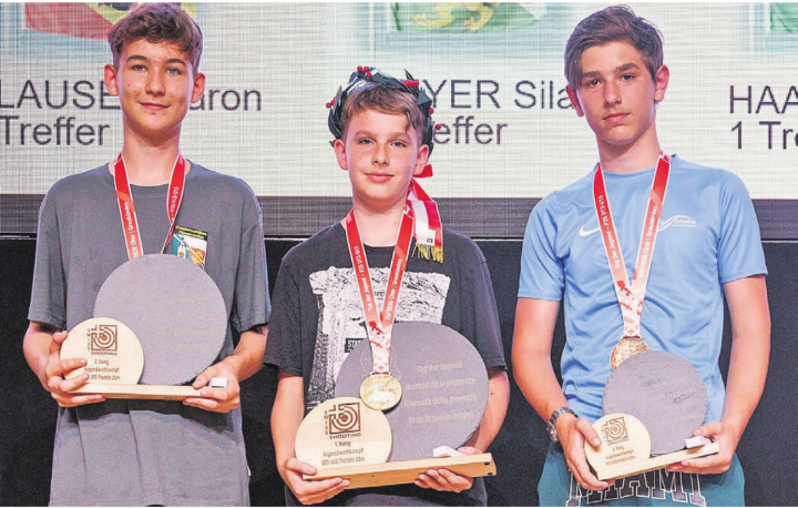 Eine starke Leistung – Eidgenössischer U15-Sieger mit der Pistole: Der Wohler Fabian Hunn (Mitte) vor dem Thurgauer Tim Plecas (links) und dem Zürcher This Maissen. Bild: pd