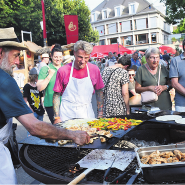 Mehrere Kleine statt ein Grosses - Marktplatz, Esstisch, Begegnungsort, Tanzfläche – die Marktstrasse wurde während den zwei Durchführungen der «Usestuehlete» zu alledem und noch viel mehr. Bild: Archiv