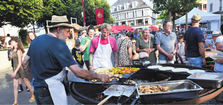 Marktplatz, Esstisch, Begegnungsort, Tanzfläche – die Marktstrasse wurde während den zwei Durchführungen der «Usestuehlete» zu alledem und noch viel mehr. Bild: Archiv Marktplatz, Esstisch, Begegnungsort, Tanzfläche – die Marktstrasse wurde während den zwei Durchführungen der «Usestuehlete» zu alledem und noch viel mehr. Bild: Archiv