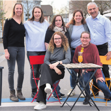 Mehrere Kleine statt ein Grosses - So fing alles an, diese sieben Personen riefen 2023 die erste «Usestuehlete» ins Leben, von links: Steffi Stutz, Valérie Weibel, Steffi Haller, Myrta Strebel und Josef Villiger; vorne von links: Muriel Weibel und Lea Küng.    Bilder: Archiv