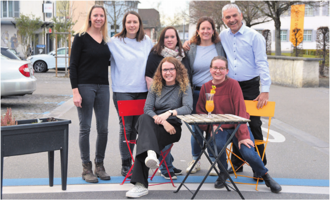 So fing alles an, diese sieben Personen riefen 2023 die erste «Usestuehlete» ins Leben, von links: Steffi Stutz, Valérie Weibel, Steffi Haller, Myrta Strebel und Josef Villiger; vorne von links: Muriel Weibel und Lea Küng. Bilder: Archiv So fing alles an, diese sieben Personen riefen 2023 die erste «Usestuehlete» ins Leben, von links: Steffi Stutz, Valérie Weibel, Steffi Haller, Myrta Strebel und Josef Villiger; vorne von links: Muriel Weibel und Lea Küng. Bilder: Archiv
