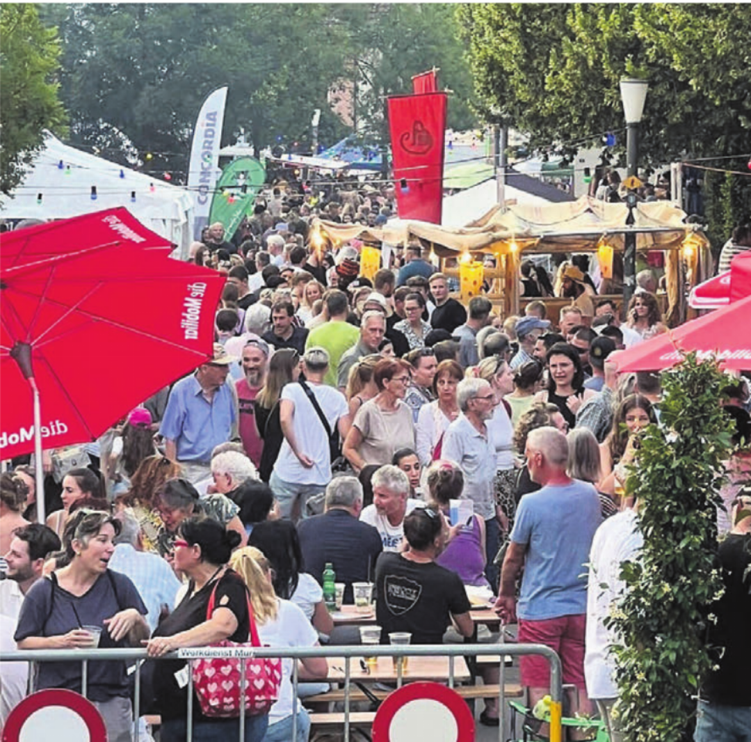 Die Marktstrasse wird zum Festort – die «Usestuehlete» begeisterte die Massen. Die Marktstrasse wird zum Festort – die «Usestuehlete» begeisterte die Massen.