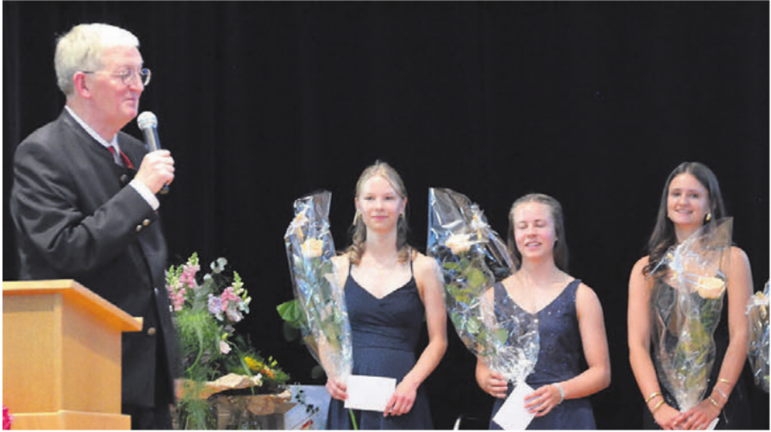 Schulleiter Peter Hochuli würdigt die Schülerinnen mit dem besten Abschluss. Von links: Muriel Herzberg, Carina Pally und Maylea Weyermann. Schulleiter Peter Hochuli würdigt die Schülerinnen mit dem besten Abschluss. Von links: Muriel Herzberg, Carina Pally und Maylea Weyermann.
