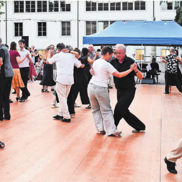 Die Magie des Tangos - Beobachtet von den zahlreichen Zuschauern schwebten die Tango-Tänzerinnen und -Tänzer unter freiem Himmel über das Parkett im Klosterhof.    Bilder: Verena Anna Wigger