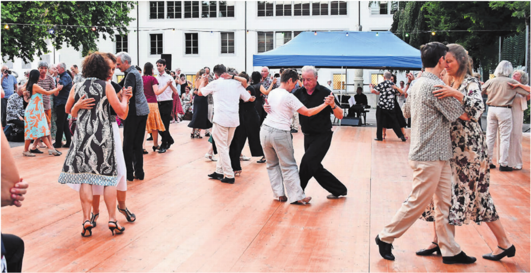 Beobachtet von den zahlreichen Zuschauern schwebten die Tango-Tänzerinnen und -Tänzer unter freiem Himmel über das Parkett im Klosterhof. Bilder: Verena Anna Wigger Beobachtet von den zahlreichen Zuschauern schwebten die Tango-Tänzerinnen und -Tänzer unter freiem Himmel über das Parkett im Klosterhof. Bilder: Verena Anna Wigger