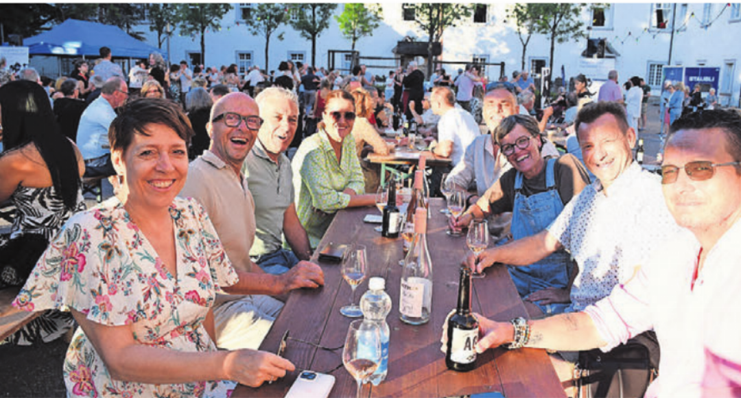 Helfer und Besucher erfreuten sich gleichermassen am Anlass. Dabei auch Murikultur-Stiftungsratspräsident Robert Barrer, Zweiter von links. Helfer und Besucher erfreuten sich gleichermassen am Anlass. Dabei auch Murikultur-Stiftungsratspräsident Robert Barrer, Zweiter von links.