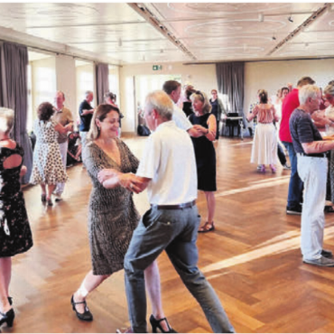Die Magie des Tangos - Viele der Neulinge wagten sich unter der Anleitung von Oliver Rohrer, rechts mit Rücken im Bild, im Singisensaal aufs Parkett.