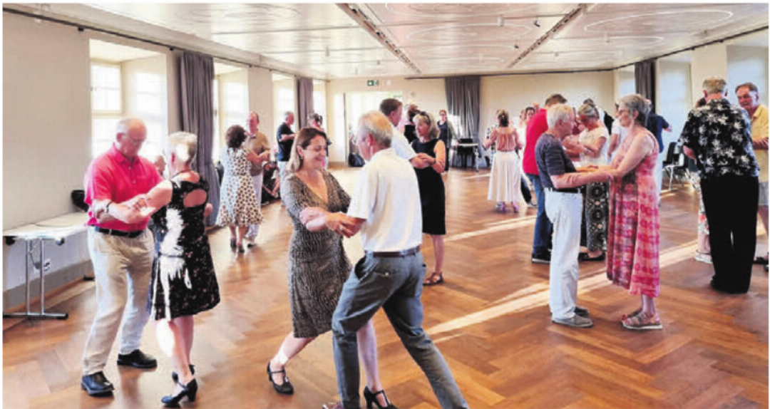 Viele der Neulinge wagten sich unter der Anleitung von Oliver Rohrer, rechts mit Rücken im Bild, im Singisensaal aufs Parkett. Viele der Neulinge wagten sich unter der Anleitung von Oliver Rohrer, rechts mit Rücken im Bild, im Singisensaal aufs Parkett.