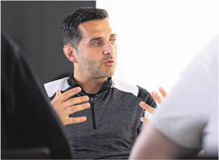 Der Freiämter Fedayi San ist als Video Assistant Referee eine Klasse für sich – und hatte schon sieben Einsätze an der Fussball-Weltmeisterschaft. Bild: SFV