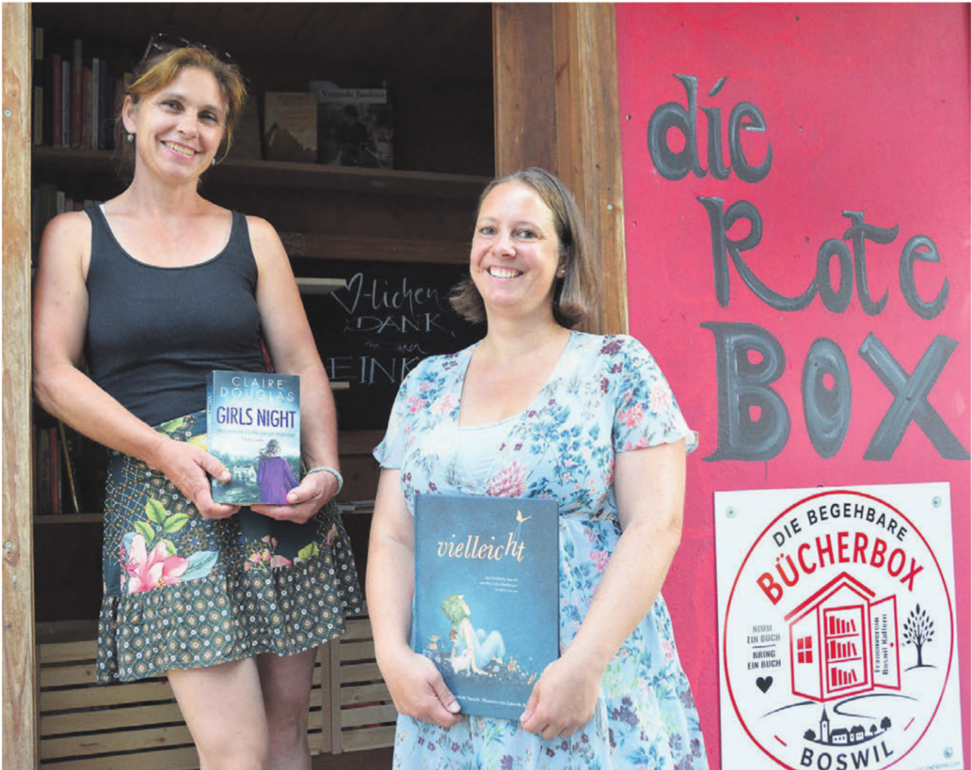 Sie freuen sich, dass die begehbare Bücherbox im Dorf so gut angenommen wurde: Luzia Keusch (links), Präsidentin des Frauenvereins, und Initiantin Rebecca Bucher. Bild: Annemarie Keusch - Das Bild wird blockiert. – Möglicherweise durch einen aktiven Adblocker.