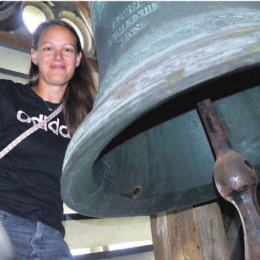 Tonnenschwere Klangkörper - Mit Ramona Arnold von der Kirchenpflege Sins ganz oben im Glockenturm. Bilder: Thomas Stöckli / zg