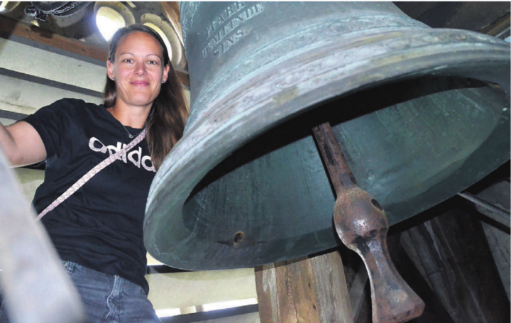 Mit Ramona Arnold von der Kirchenpflege Sins ganz oben im Glockenturm. Bilder: Thomas Stöckli / zg Mit Ramona Arnold von der Kirchenpflege Sins ganz oben im Glockenturm. Bilder: Thomas Stöckli / zg