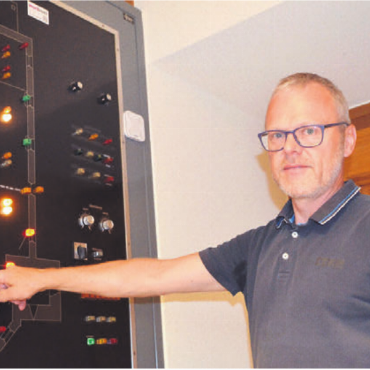Tonnenschwere Klangkörper - Sakristan Thomas Theiler zeigt das Tableau der Handsteuerung aus den 1990er-Jahren.