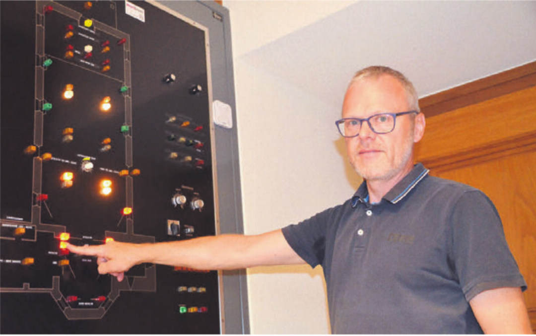 Sakristan Thomas Theiler zeigt das Tableau der Handsteuerung aus den 1990er-Jahren. Sakristan Thomas Theiler zeigt das Tableau der Handsteuerung aus den 1990er-Jahren.