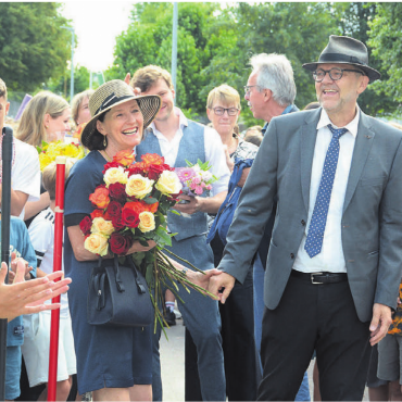 Herr der Gänge - Grosser Empfang zum Abschied: Begleitet von seiner Frau Gabriela, mit der er viele Jahre gemeinsam unterrichtet hat, schreitet Guido Arnet unter dem frenetischen Applaus der Schüler über den «Walk of Fame». Bilder: Chregi Hansen