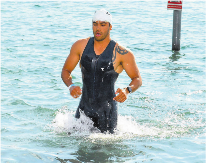 Hussain Adel nach dem Schwimmen am Zürich-Triathlon. Zu diesem Zeitpunkt führte er die Gesamtwertung noch an. Bild: zg Hussain Adel nach dem Schwimmen am Zürich-Triathlon. Zu diesem Zeitpunkt führte er die Gesamtwertung noch an. Bild: zg