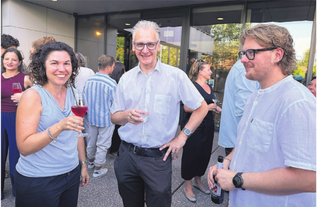 Bei bester Laune und in guter Gesellschaft: Gemeinderat Thomas Geissmann (Mitte) bei seinem ersten Examenessen. Bilder: Britta Müller Bei bester Laune und in guter Gesellschaft: Gemeinderat Thomas Geissmann (Mitte) bei seinem ersten Examenessen. Bilder: Britta Müller