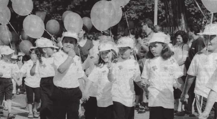 Die Kindergärtler erfreuen die Wohler Jugendfestbesucher mit einem Umzug. Bild: Archiv