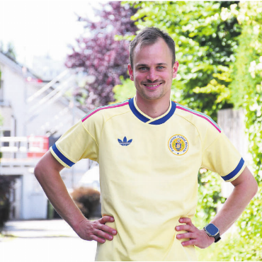 Was seine Arbeit ausmacht - Einmal Fotograf, immer Fotograf: Darum gab es beim Shooting gleich hilfreiche Tipps, damit das eigene Foto den Ansprüchen eines gefeierten Fotografen gerecht wurde. Bild: Verena Anna Wigger