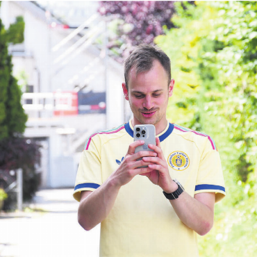 Was seine Arbeit ausmacht - Auch das musste sein: Der Fotograf hat ein Foto der Redaktorin gemacht, während sie ihn fotografierte. Bild: Verena Anna Wigger