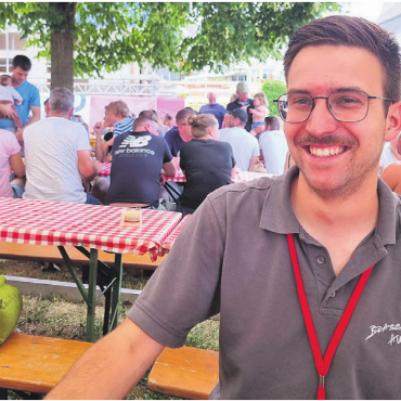 Drei Tage Ausnahmezustand - OK-Präsident Oliver Leu freut sich auf Begegnungen am Dorffest in Auw – wie hier 2025. Bilder: Archiv/zg