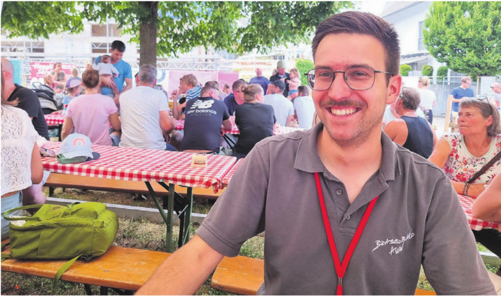OK-Präsident Oliver Leu freut sich auf Begegnungen am Dorffest in Auw – wie hier 2025. Bilder: Archiv/zg - Das Bild wird blockiert. – Möglicherweise durch einen aktiven Adblocker.