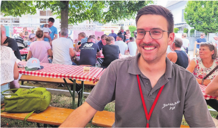OK-Präsident Oliver Leu freut sich auf Begegnungen am Dorffest in Auw – wie hier 2025. Bilder: Archiv/zg OK-Präsident Oliver Leu freut sich auf Begegnungen am Dorffest in Auw – wie hier 2025. Bilder: Archiv/zg