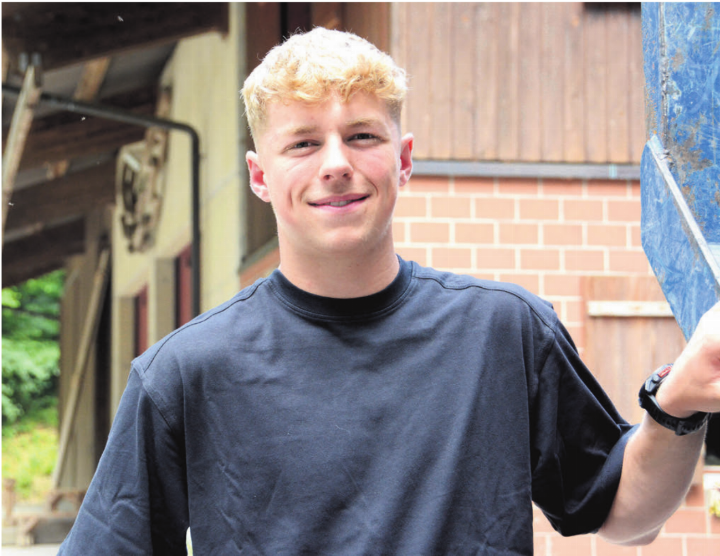 Noah Strebel arbeitet gern mit Holz und ist am liebsten draussen unterwegs. Der Beruf des Forstwarts ist daher fast schon eine logische Wahl, im Forstbetrieb Lindenberg fand er den idealen Lehrbetrieb. Bild: Chregi Hansen
