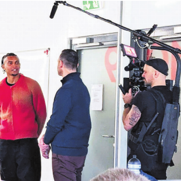 Pionier für die Sporttalente - Einer der Helden der «United school of sports»: Der Schweizer Nationalspieler Manuel Akanji kam für Filmaufnahmen kürzlich gerne zurück an seine ehemalige Ausbildungsstätte. Bilder: pd