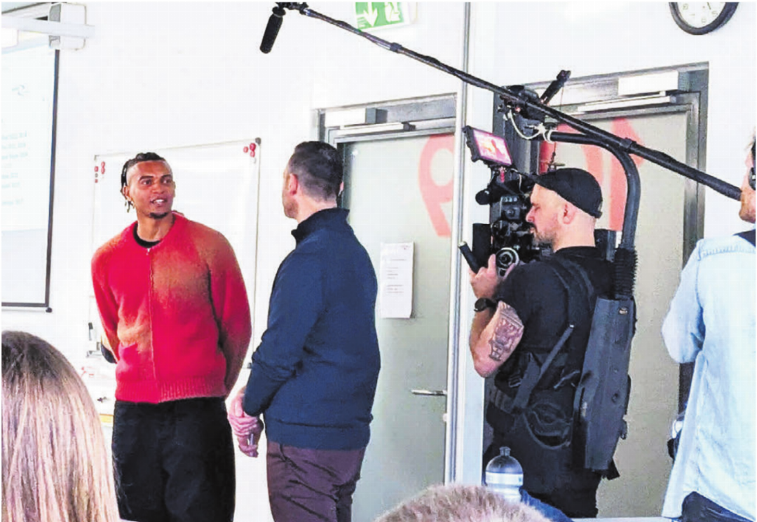 Einer der Helden der «United school of sports»: Der Schweizer Nationalspieler Manuel Akanji kam für Filmaufnahmen kürzlich gerne zurück an seine ehemalige Ausbildungsstätte. Bilder: pd Einer der Helden der «United school of sports»: Der Schweizer Nationalspieler Manuel Akanji kam für Filmaufnahmen kürzlich gerne zurück an seine ehemalige Ausbildungsstätte. Bilder: pd